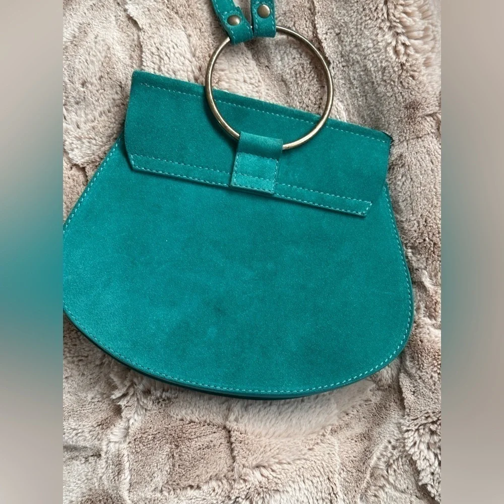 Sundance suede purse in beautiful emerald green; made in Italy

Strap 22” - Picture 5 of 8